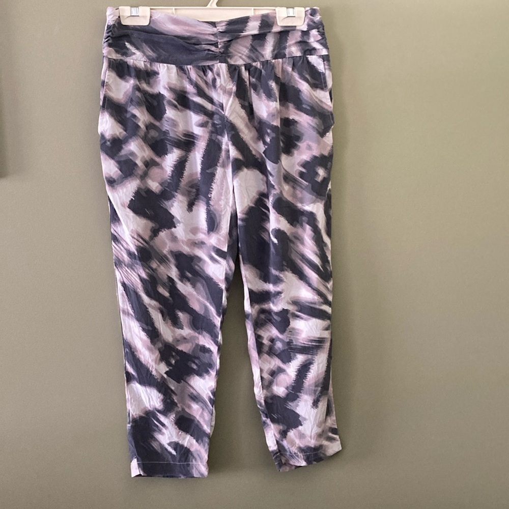 Velvet by Graham & Spencer 100% Silk Gray and Pink Ankle Cropped Pants